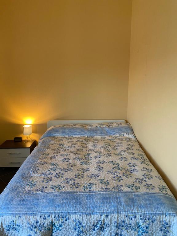 a bedroom with a bed with a blue comforter on it at Schöne Eigentumswohnung in sehr ruhiger Lage in Remmingsheim