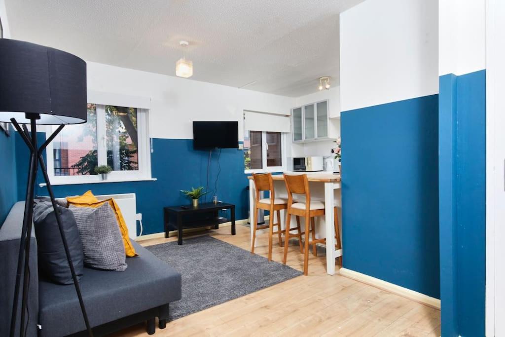 ein Wohnzimmer mit einer blau-weißen Wand in der Unterkunft Lovely Apt in City Centre Leeds in Leeds