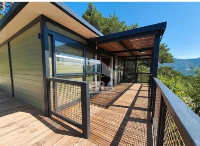 une maison dotée d'une terrasse avec un bus. dans l'établissement Bruse & Costa à la montagne, à Chorges