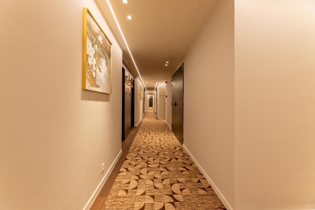 einen langen Flur mit Steinboden in einem Haus in der Unterkunft The CORNR Hotel in Nieuwpoort