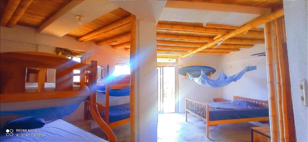 um quarto com 2 beliches e uma janela em Hostal Puerto Engabao Surf Shelter em Engabao