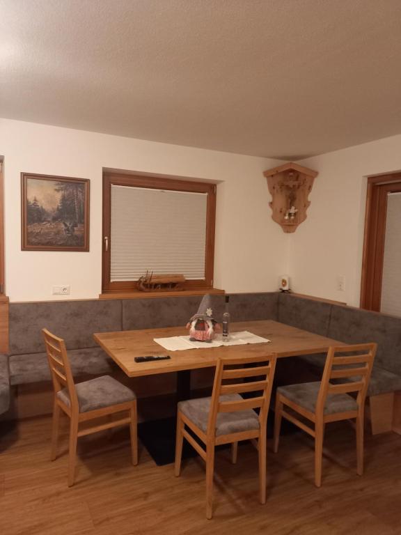 a dining room with a wooden table and chairs at Großzügiges Apartment Georg Mayrhofen Barrierefrei in Hollenzen