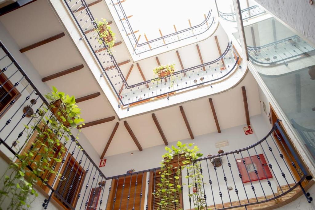 een uitzicht op een gebouw met trappen en planten bij La Galerica in Puerto de Mazarrón