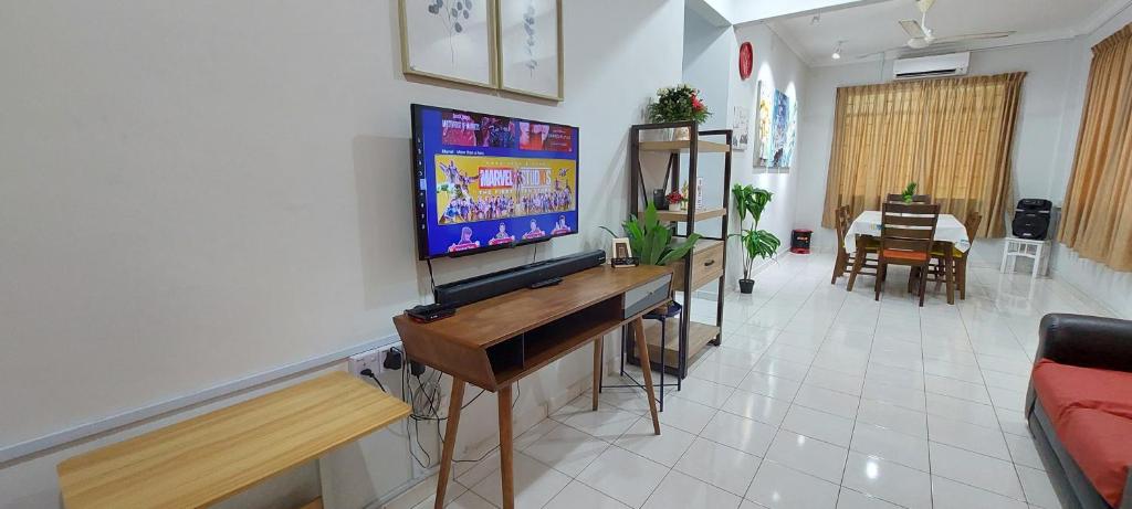TV a/nebo společenská místnost v ubytování Kota Kinabalu Sabah City Homestay