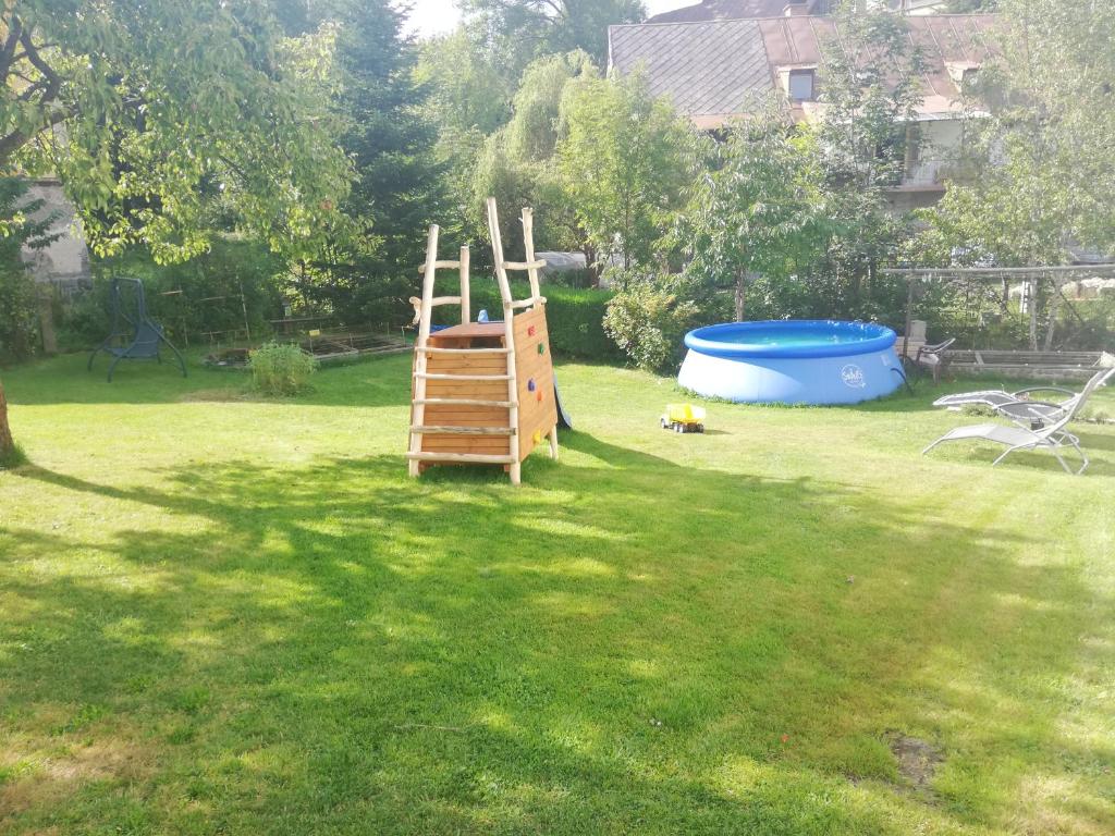 Plac zabaw dla dzieci w obiekcie Apartmán Saxán Smržovka