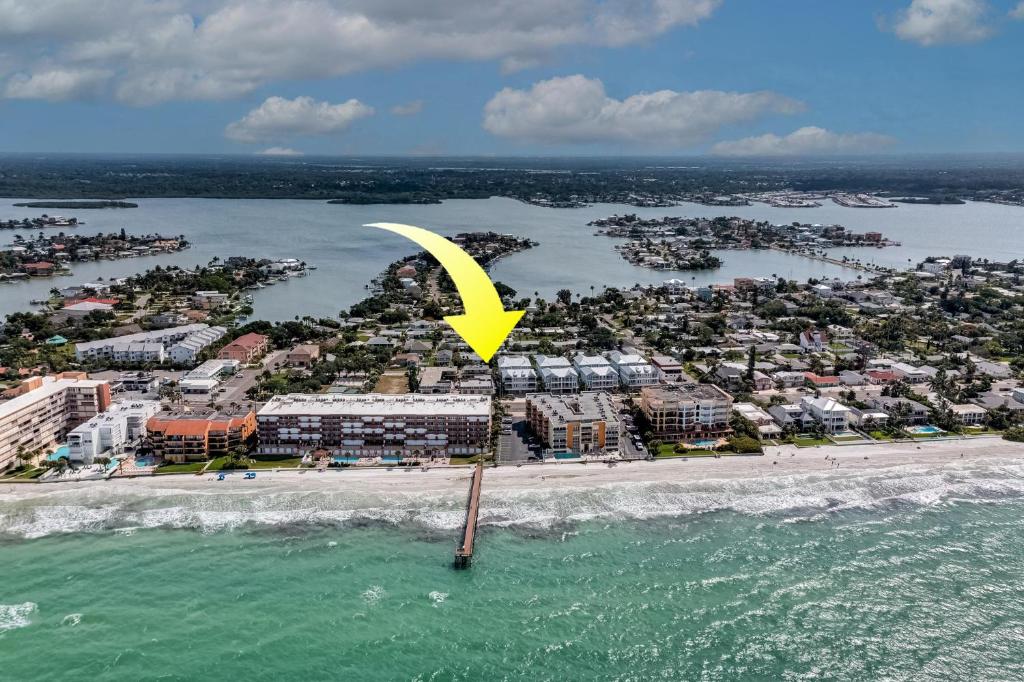 - une vue aérienne sur une plage dotée d'une flèche jaune dans l'établissement Royal Orleans 212, à St. Pete Beach