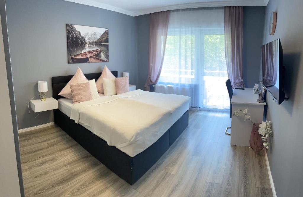 - une chambre avec un grand lit et une télévision dans l'établissement Family Apartment, à Karlsruhe