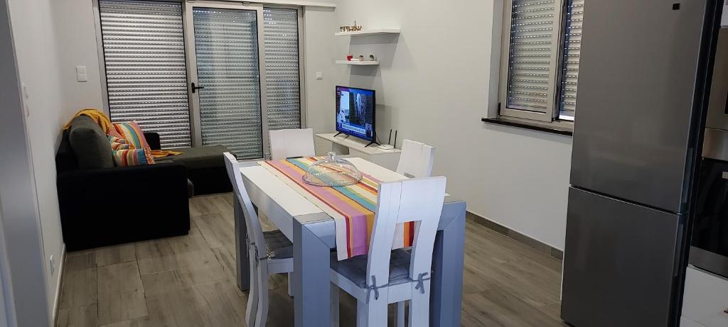 ein Zimmer mit einem Tisch und einem Computer darauf in der Unterkunft Pedras Negras House in Biscoitos