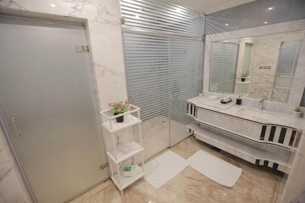 Koupelna v ubytování Broad Almkan Apart Hotel