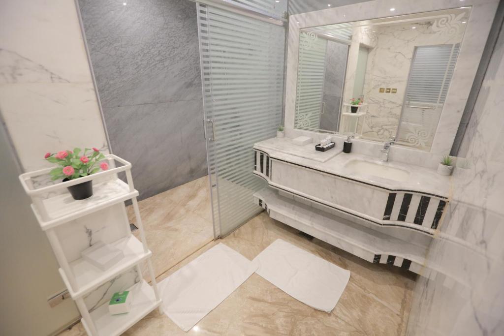 Koupelna v ubytování Broad Almkan Apart Hotel