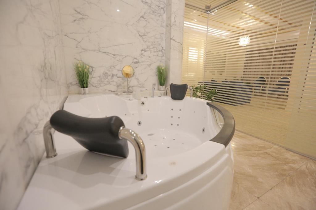 Koupelna v ubytování Broad Almkan Apart Hotel