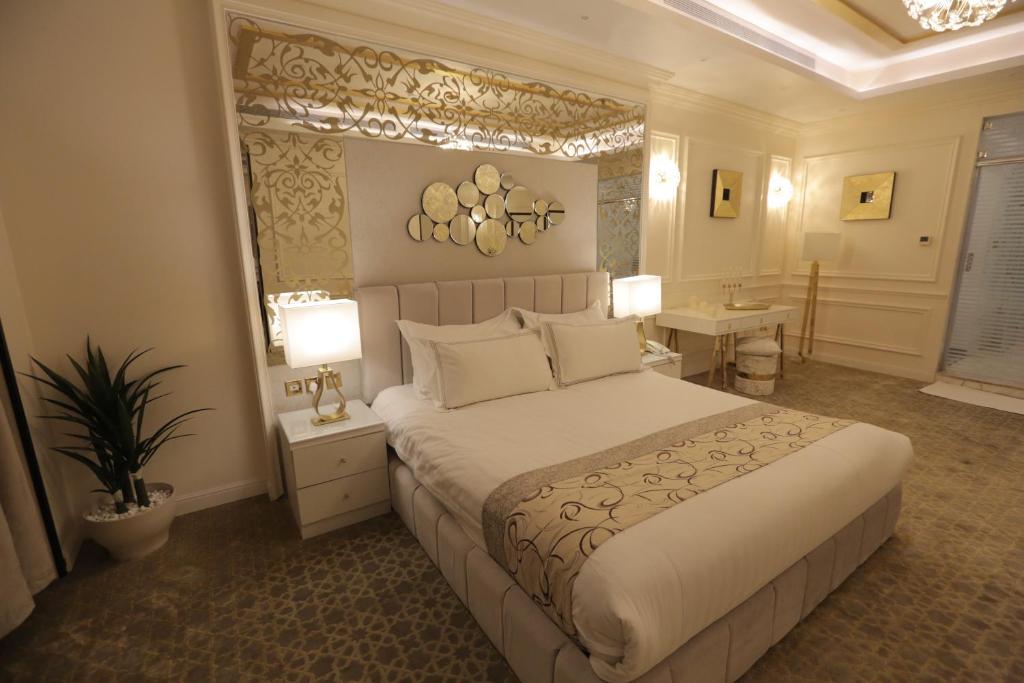 1 dormitorio con 1 cama grande y escritorio en برود, en Taif