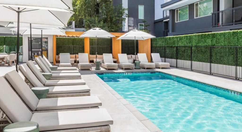 een zwembad met ligstoelen en een zwembad bij Modern Apartment Rentals in Los Angeles