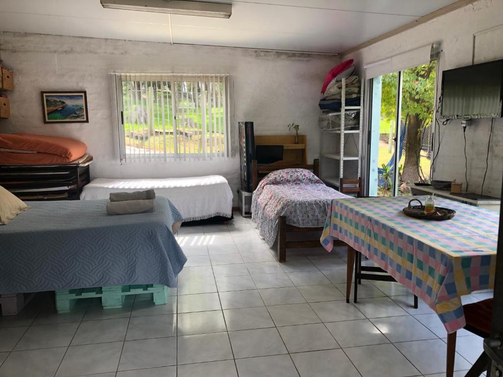 a room with two beds and a room with a table at Un lugar para compartir in Salto