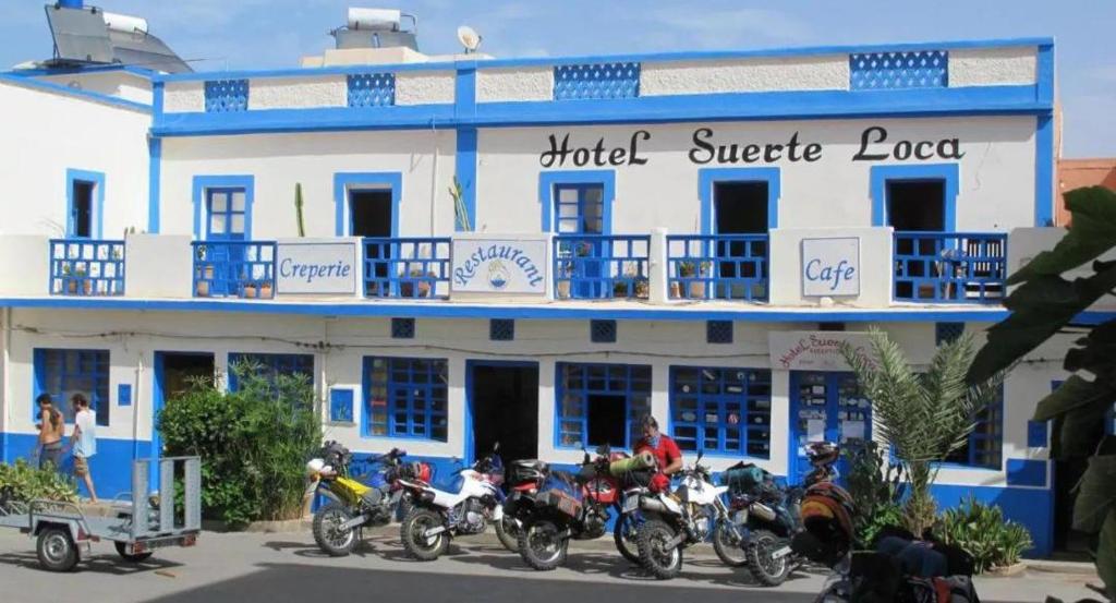 un grupo de motocicletas estacionadas frente a un edificio en Suerte Loca en Sidi Ifni
