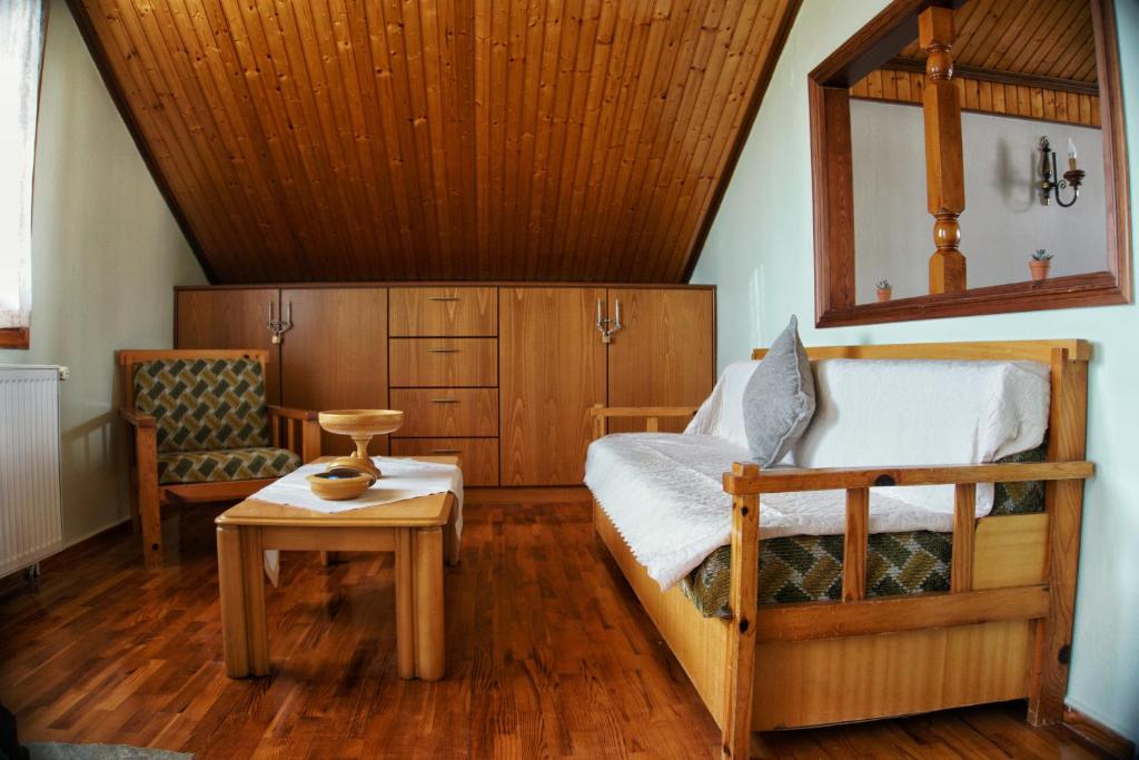グレヴェナにあるWooden Sofita House with Unlimited Viewのベッドルーム1室(ベッド1台、テーブル、椅子付)