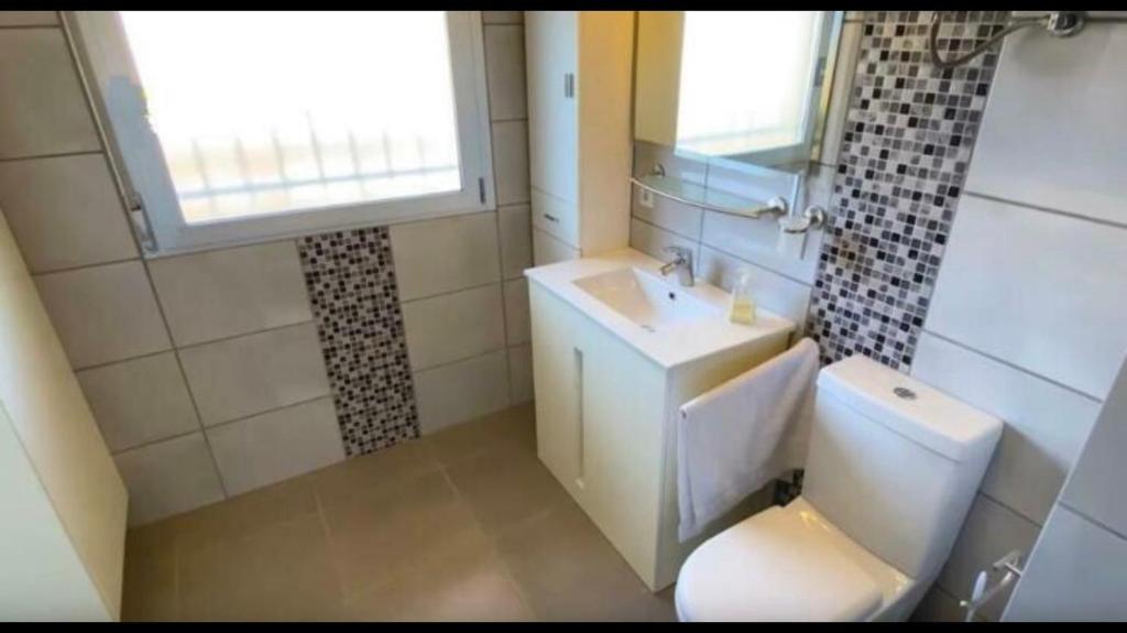 Łazienka w obiekcie Espacioso Estudio cerca de la playa La Mata