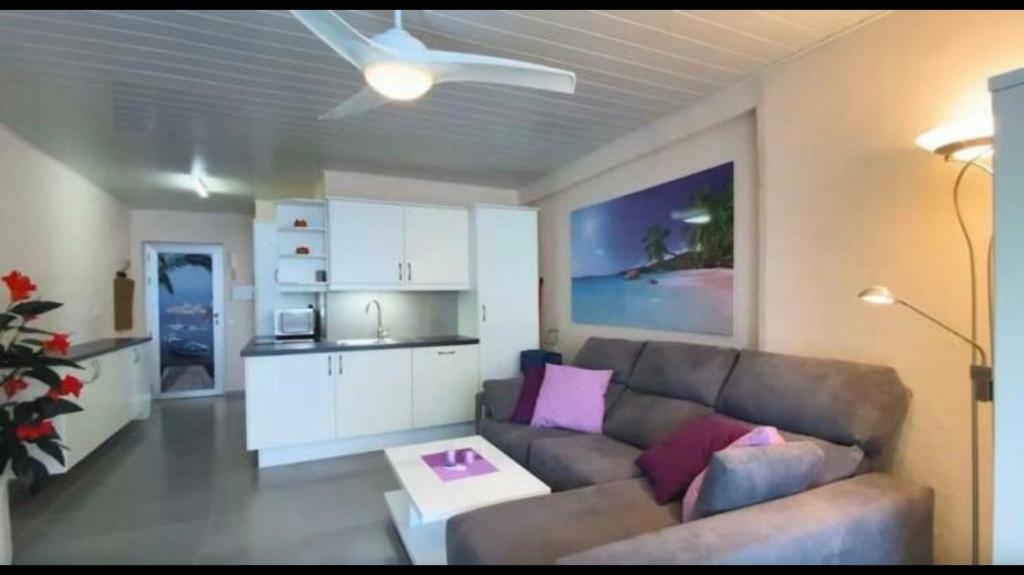 salon z kanapą i stołem w obiekcie Espacioso Estudio cerca de la playa La Mata w mieście La Mata