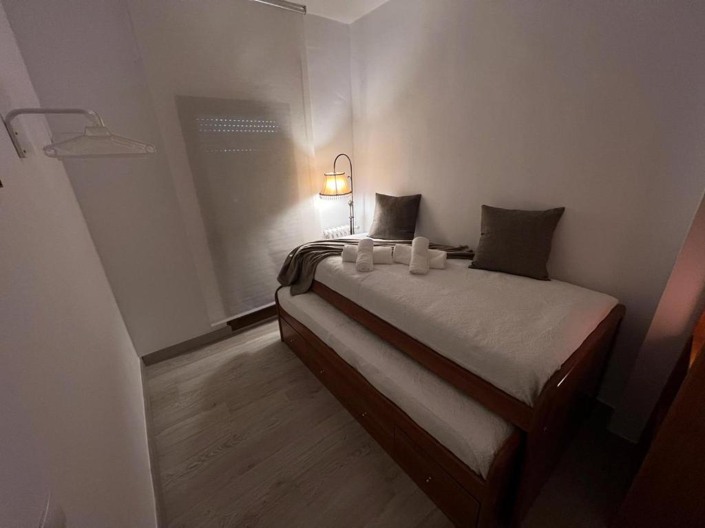 Un dormitorio con una cama con dos velas. en CASA MARUJA, en Ávila
