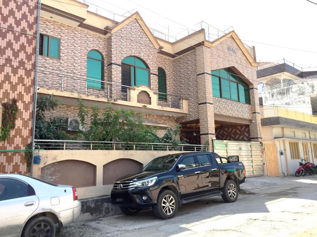 uma SUV preta estacionada em frente a uma casa em C4 Mirpur City AJK Overseas Pakistanis Villa - Full Private House & Car Parking em New Mīrpur