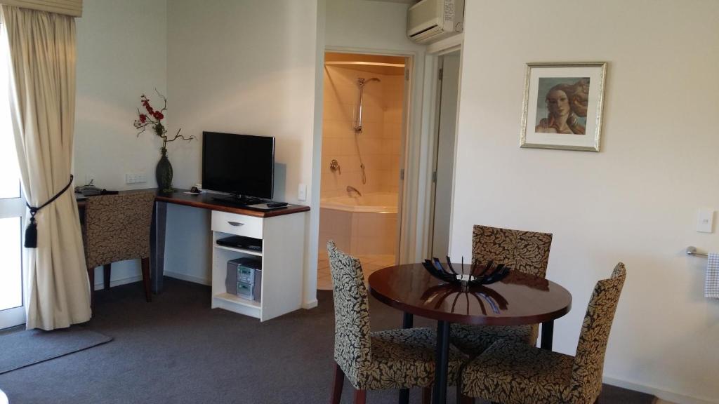 TV a/nebo společenská místnost v ubytování Cedar Grove Motor Lodge