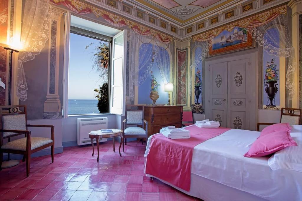 ein Schlafzimmer mit einem Bett und einem großen Fenster in der Unterkunft Il Monaco Amalfi Dreams in Ravello