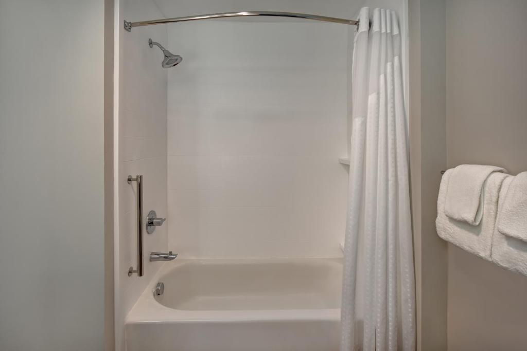 Holiday Inn Express & Suites - Galveston Beach, an IHG Hotel - Habitación King - Acceso A La Movilidad/Accesible A La Escucha