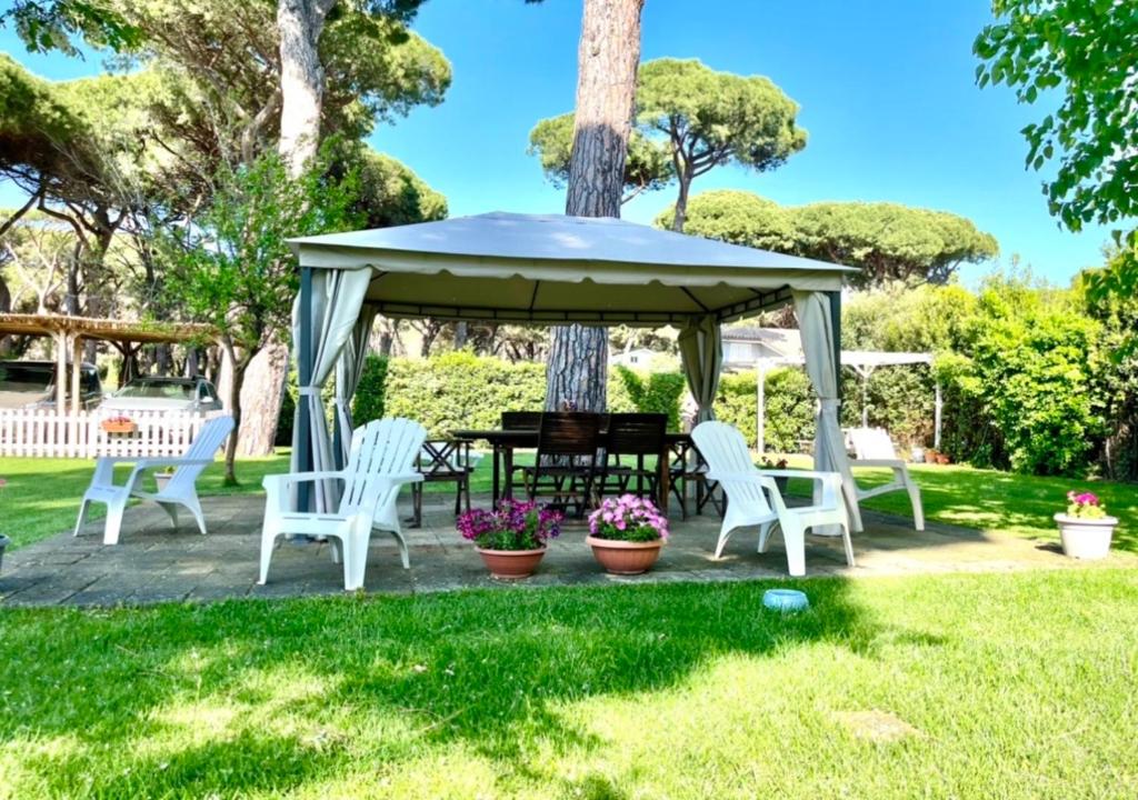 um gazebo com uma mesa e cadeiras num quintal em La Meria di Maria La Terrazza em Marina di Grosseto