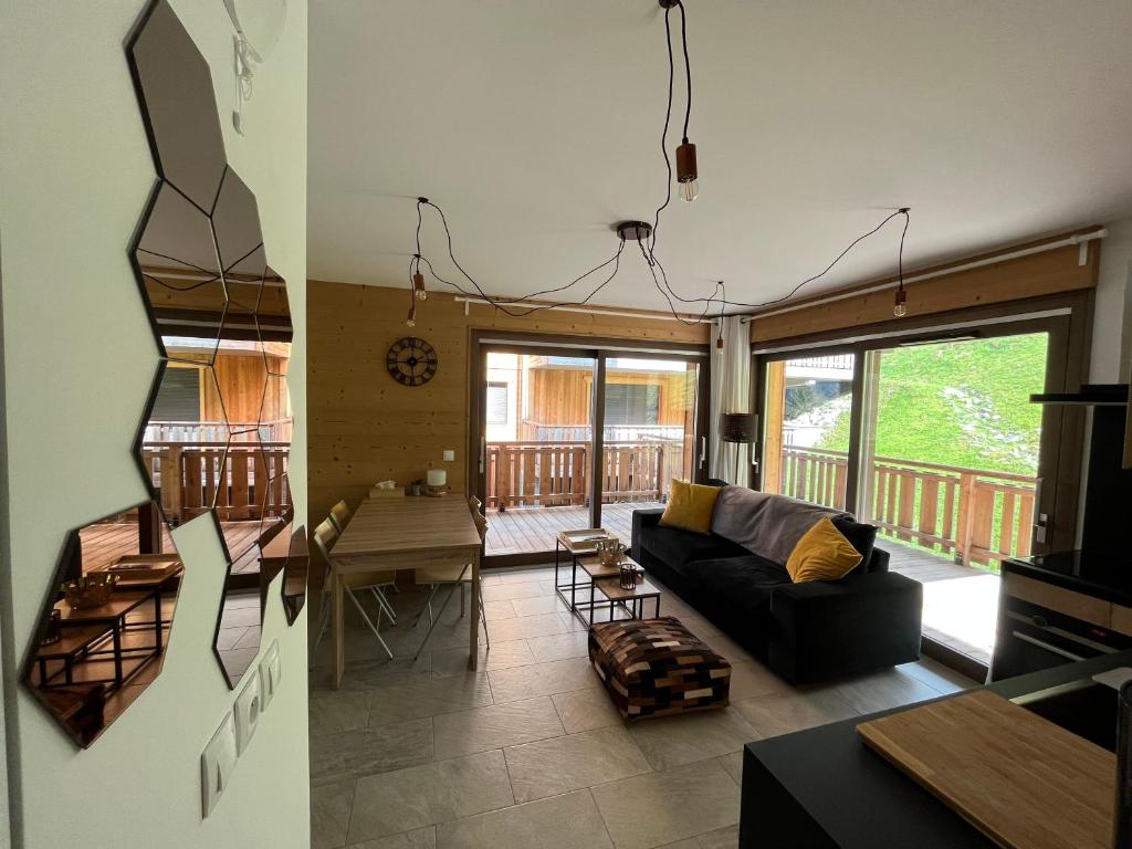 - un salon avec un canapé et une table dans l'établissement Châtel - Appartement 4-6 personnes - Les Châlets des Freinets C203, à Châtel