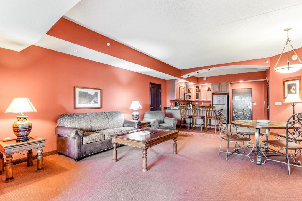 un soggiorno con un divano e un tavolo di Chula Vista 2519 a Wisconsin Dells