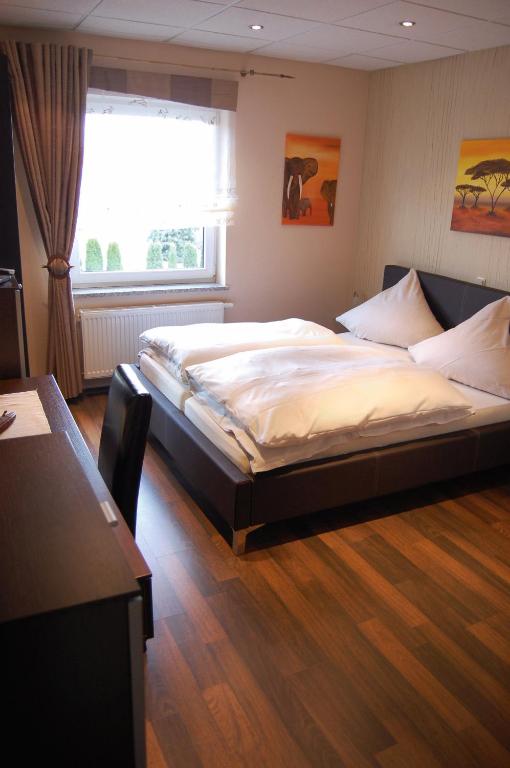 Postel nebo postele na pokoji v ubytování Hotel Neuzeit