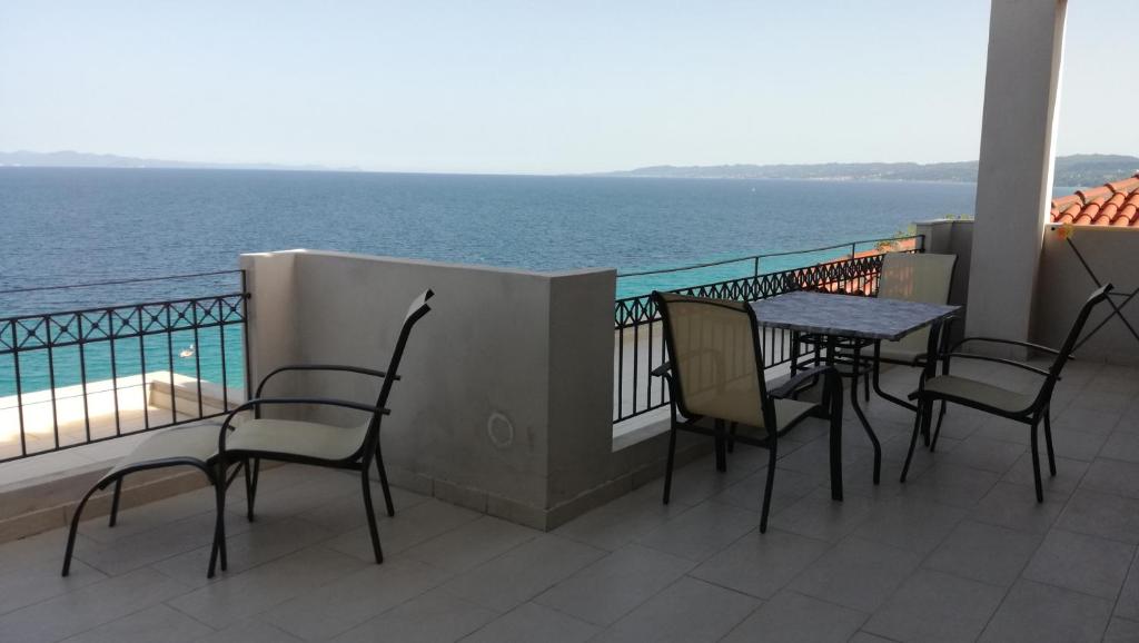 Zdjęcie z galerii obiektu Ioanna - Panoramic Sea View Apartment w Áfitos