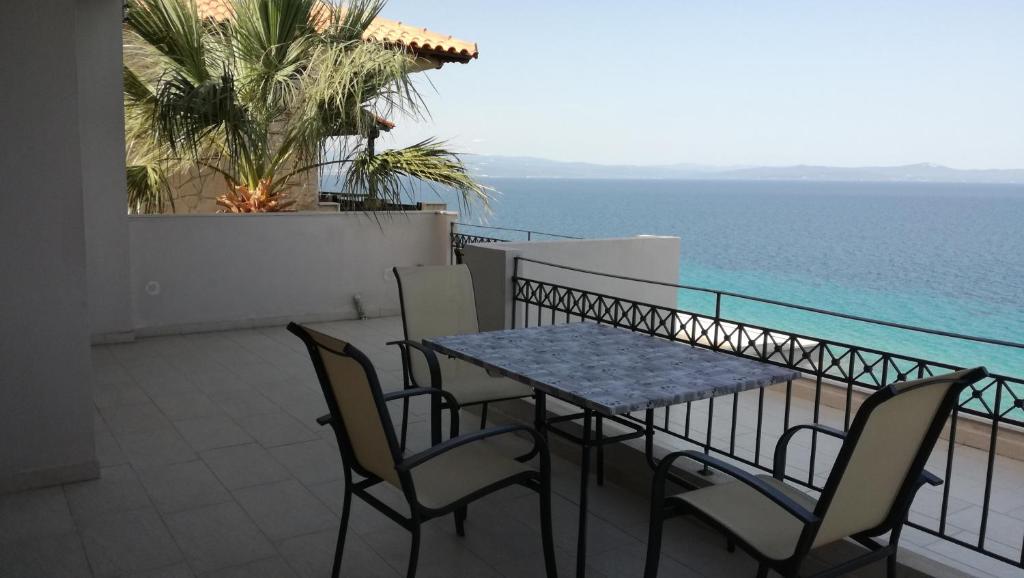 Zdjęcie z galerii obiektu Ioanna - Panoramic Sea View Apartment w Áfitos
