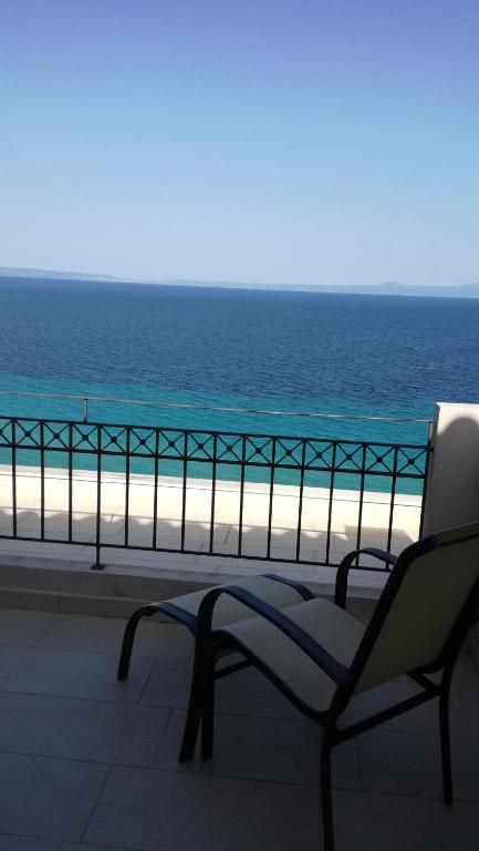 Zdjęcie z galerii obiektu Ioanna - Panoramic Sea View Apartment w Áfitos