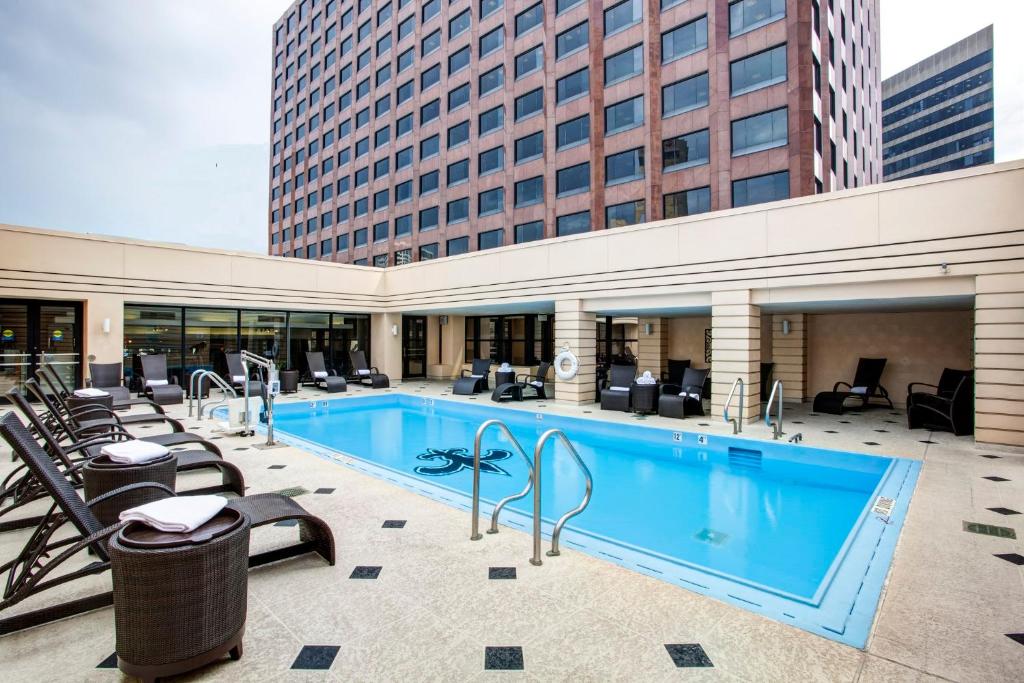 紐奧良的住宿－新奧爾良洲際酒店，一座带椅子的大型游泳池和一座建筑
