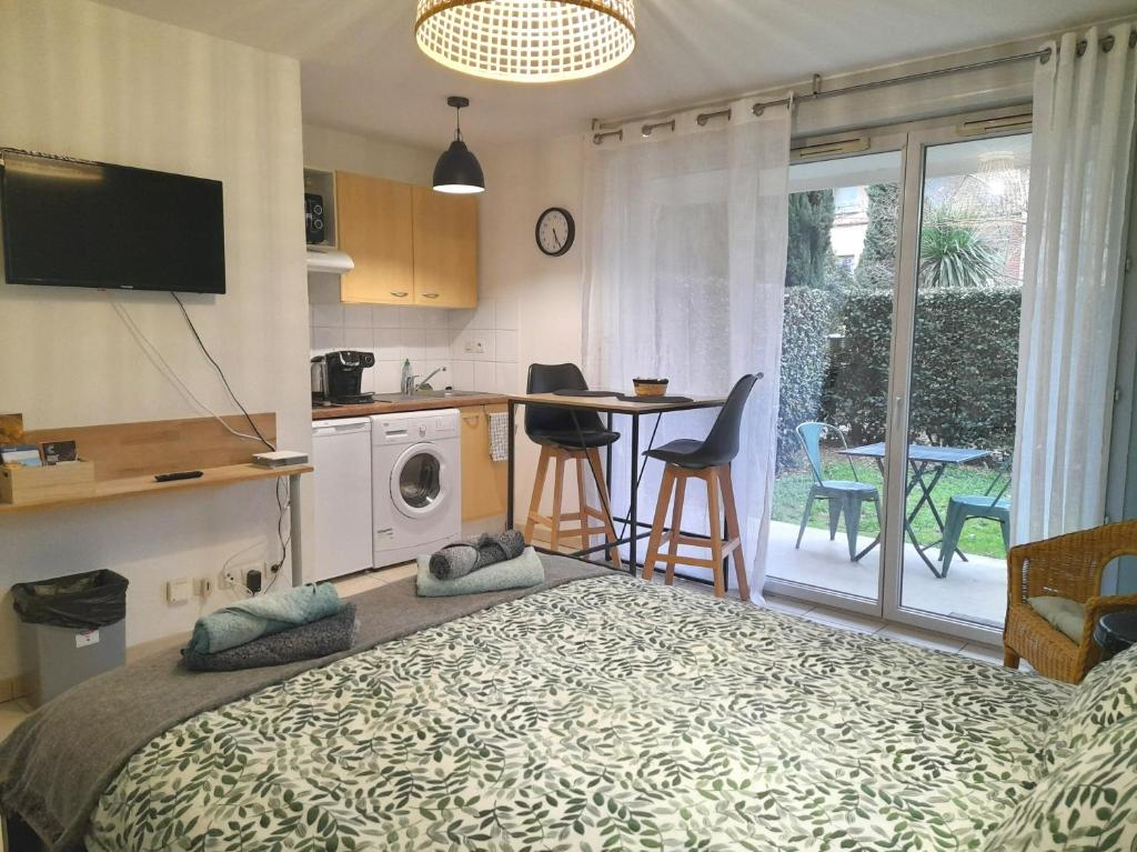 Kuchyňa alebo kuchynka v ubytovaní Studio calme dans une belle résidence avec piscine • Parking • WiFi