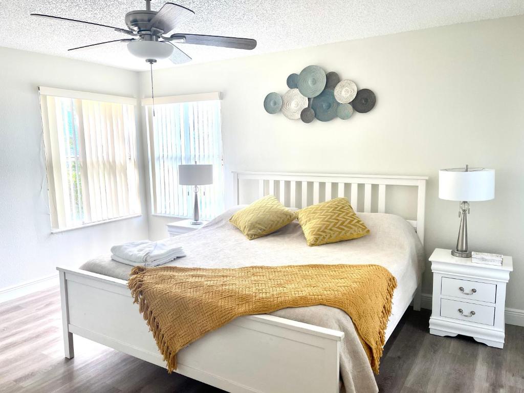 a bedroom with a bed and a ceiling fan at LOVELY RENOVATED APARTMENT 3/2 CLOSE DISNEY in Kissimmee