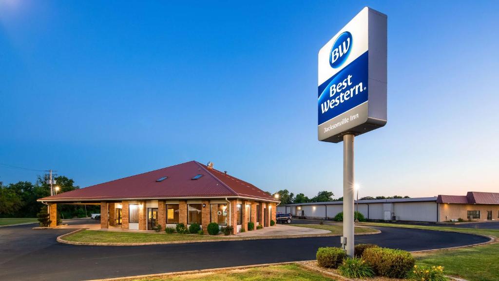 un edificio con un cartello di fronte a un motel di Best Western Jacksonville Inn a Jacksonville