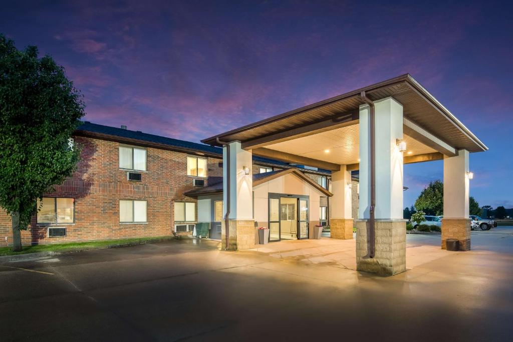 a large brick building with a parking lot at Best Western Mount Pleasant Inn in Mount Pleasant