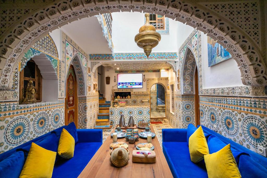 sala de estar con sofá azul y mesa en Riad Moroccan Style, en Fez