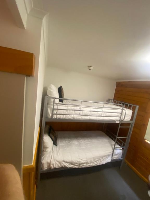 Postel nebo postele na pokoji v ubytování Lakefront Lodge Taupo