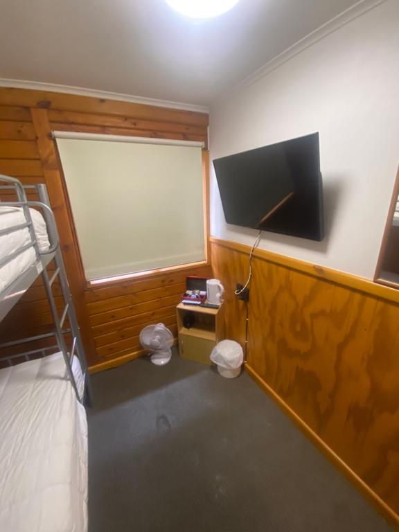 TV a/nebo společenská místnost v ubytování Lakefront Lodge Taupo