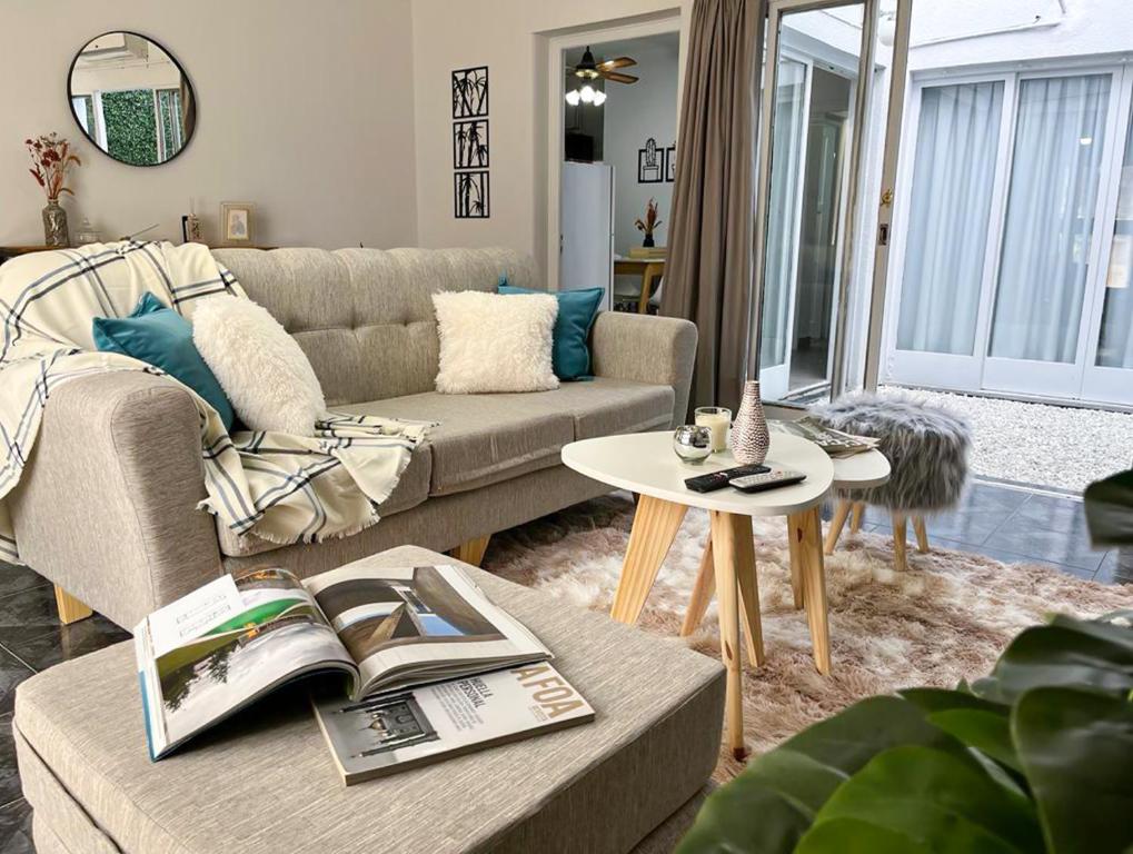 a living room with a couch and a table at Hermosa casa estilo nórdico en tranquilo barrio céntrico in Mendoza