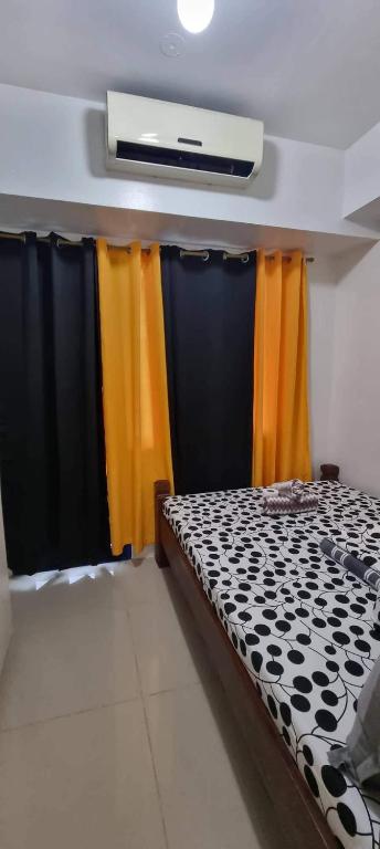 Postel nebo postele na pokoji v ubytování Yhanz Z Sea Residences