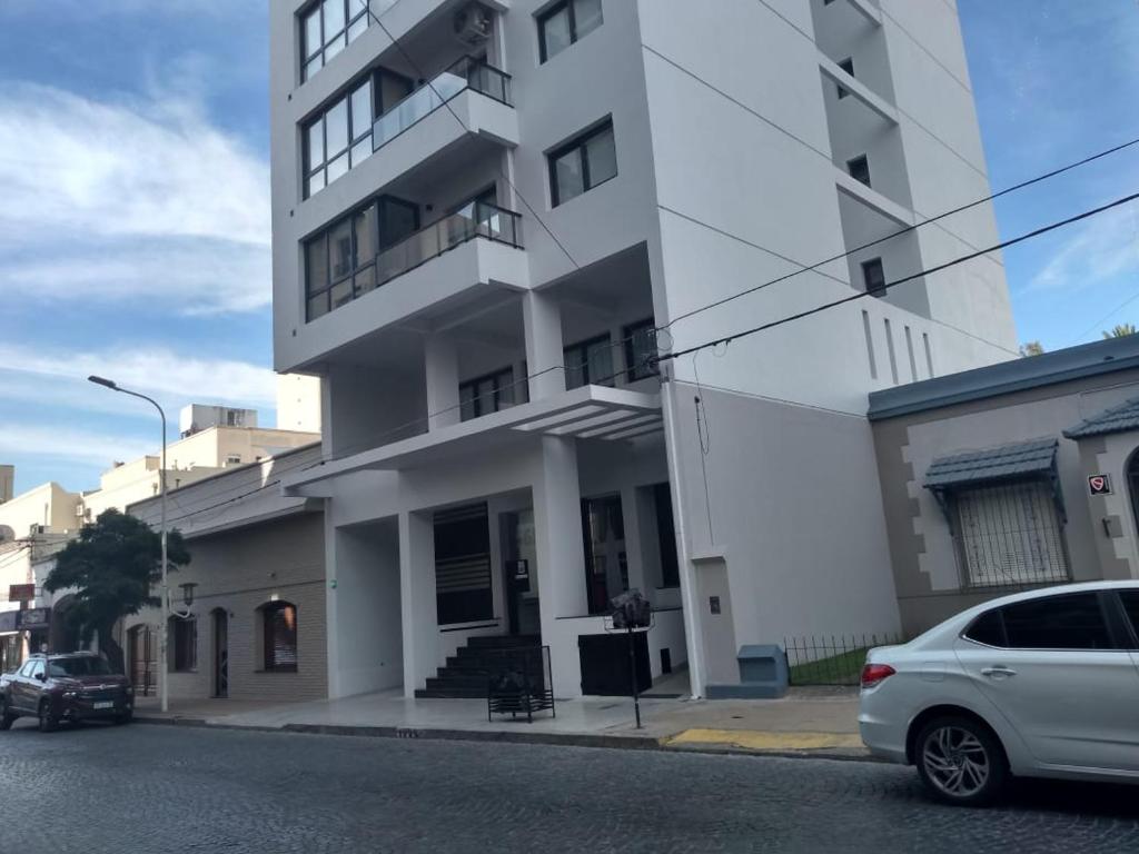ein weißes Gebäude an der Straßenseite in der Unterkunft Alquiler DIARIO hasta 4 personas in Tandil