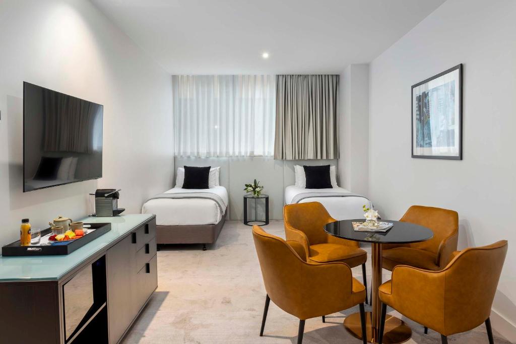 TV a/nebo společenská místnost v ubytování Peppers Waymouth Hotel