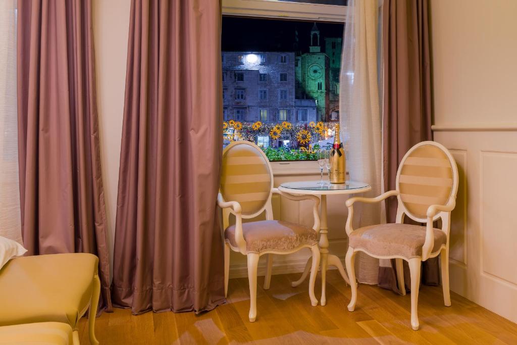 Posedenie v ubytovaní Piazza Heritage Hotel
