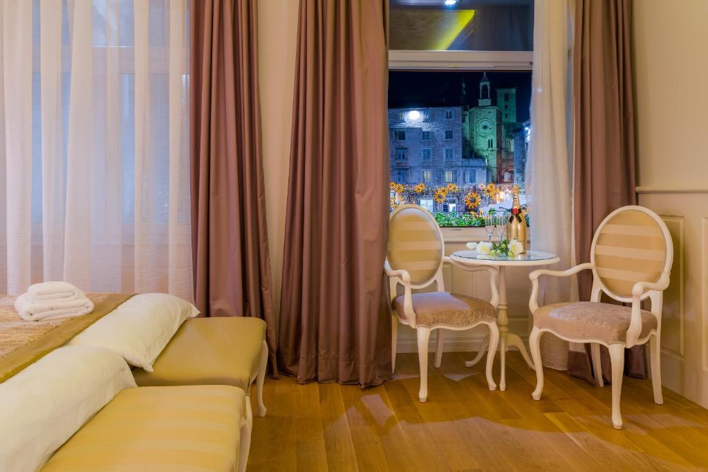 Posedenie v ubytovaní Piazza Heritage Hotel