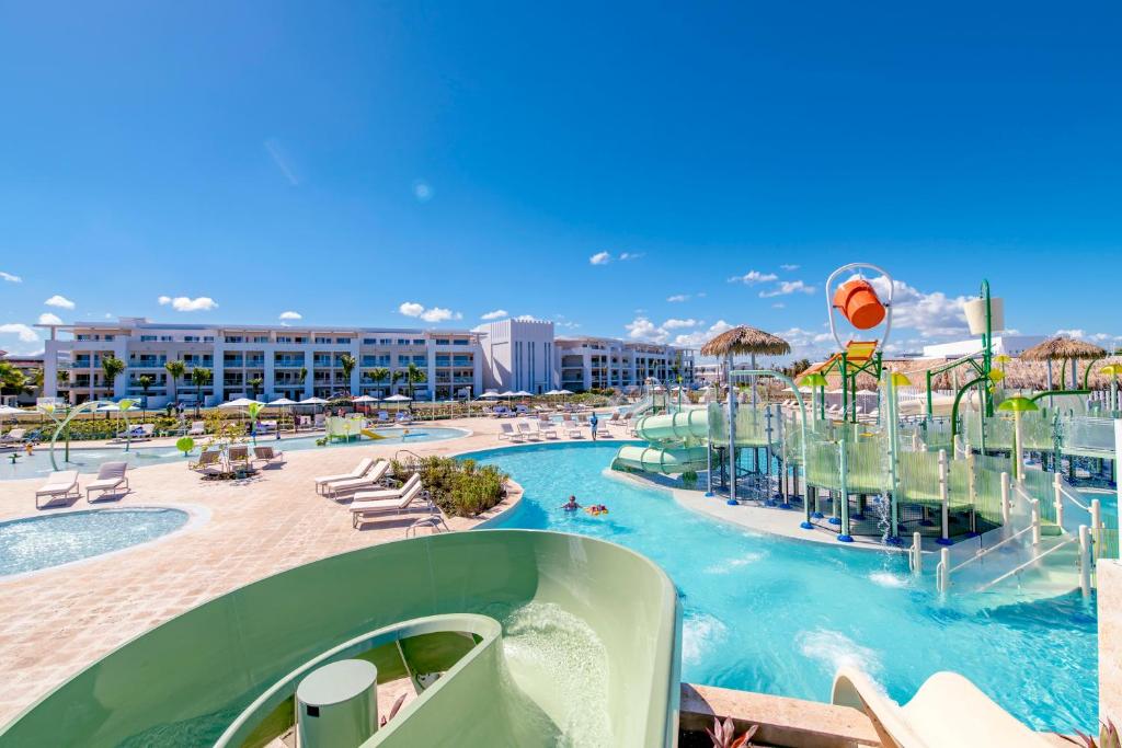 una piscina en un complejo con un tobogán de agua en Paradisus Grand Cana, All Suites - Punta Cana -All Inclusive, en Punta Cana