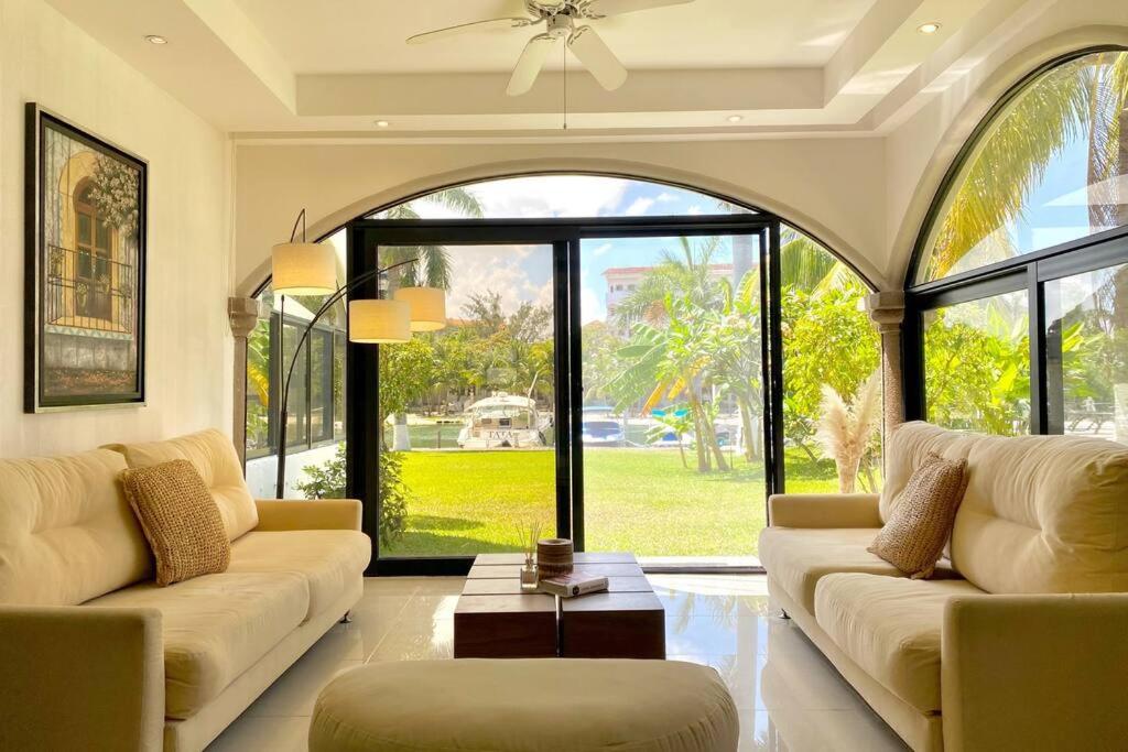 salon z dwoma kanapami i dużym oknem w obiekcie Charming Lagoon front Villa by CASA PARAISO w mieście Cancún